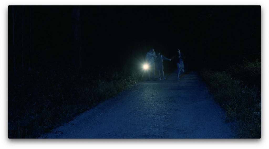 Assis-sur-un-roc-Still-3