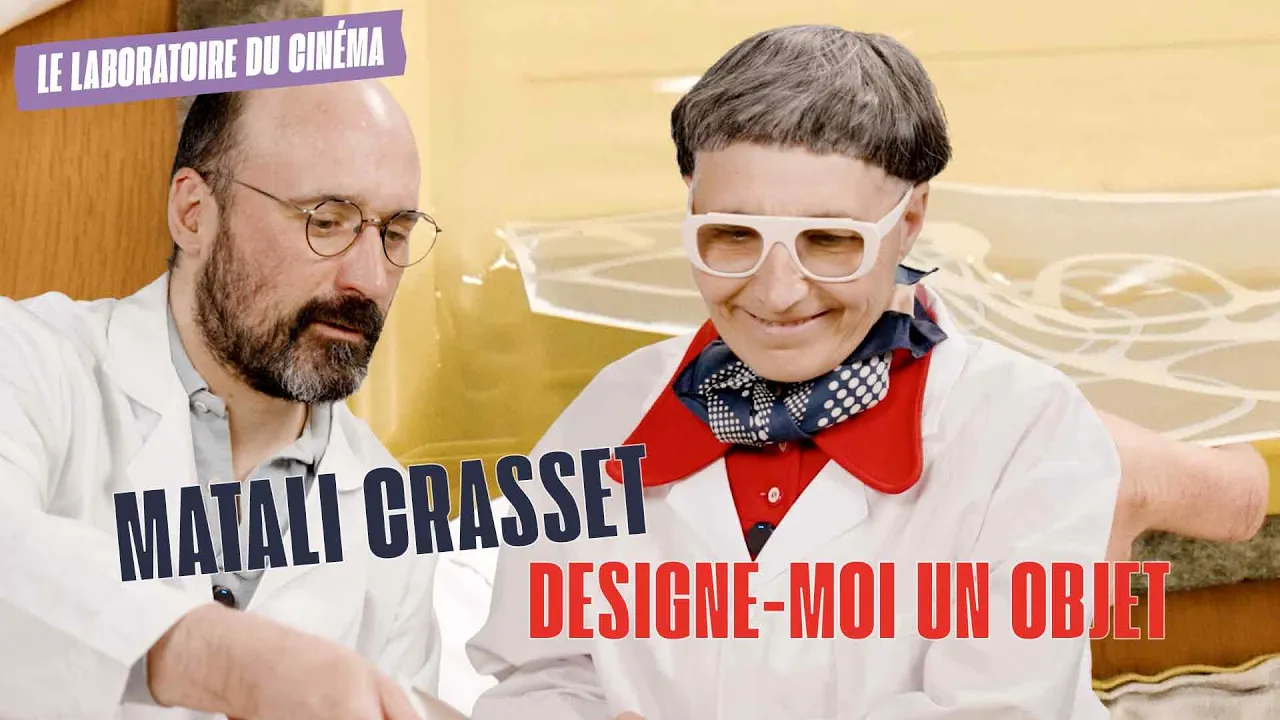 La designereuse matali crasset réalise un cyanotype au Laboratoire du Cinéma